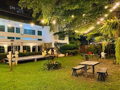 Moon Fox Cafe Inn & Art Gallery